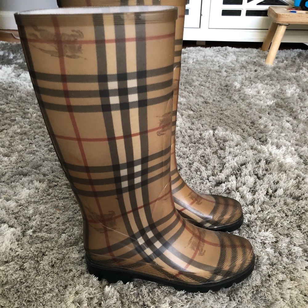 Burberry Haymarket Rainboot Size 35 Mint Condition